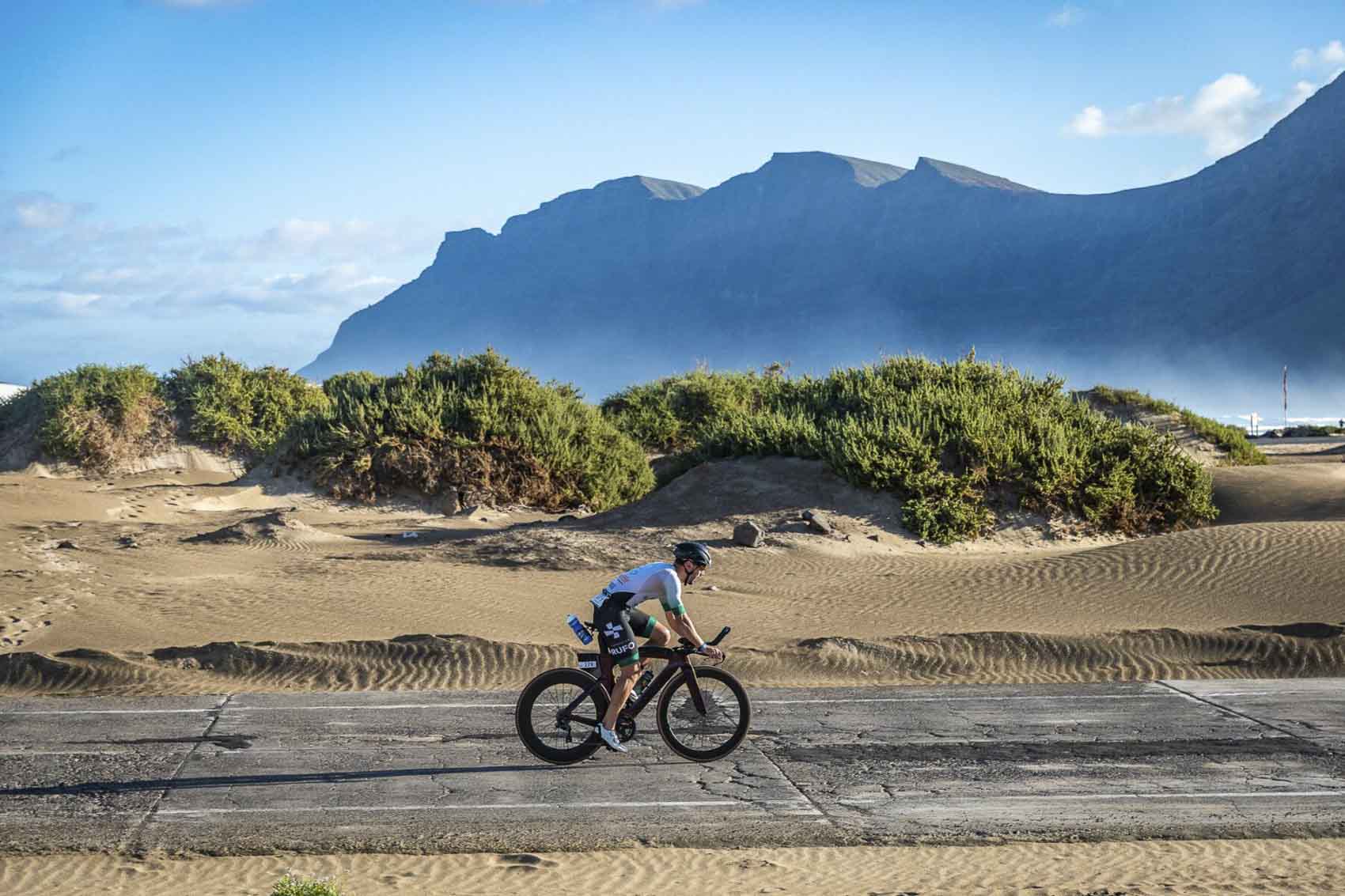 Triatletas compitiendo en Lanzarote durante una prueba de triatlón